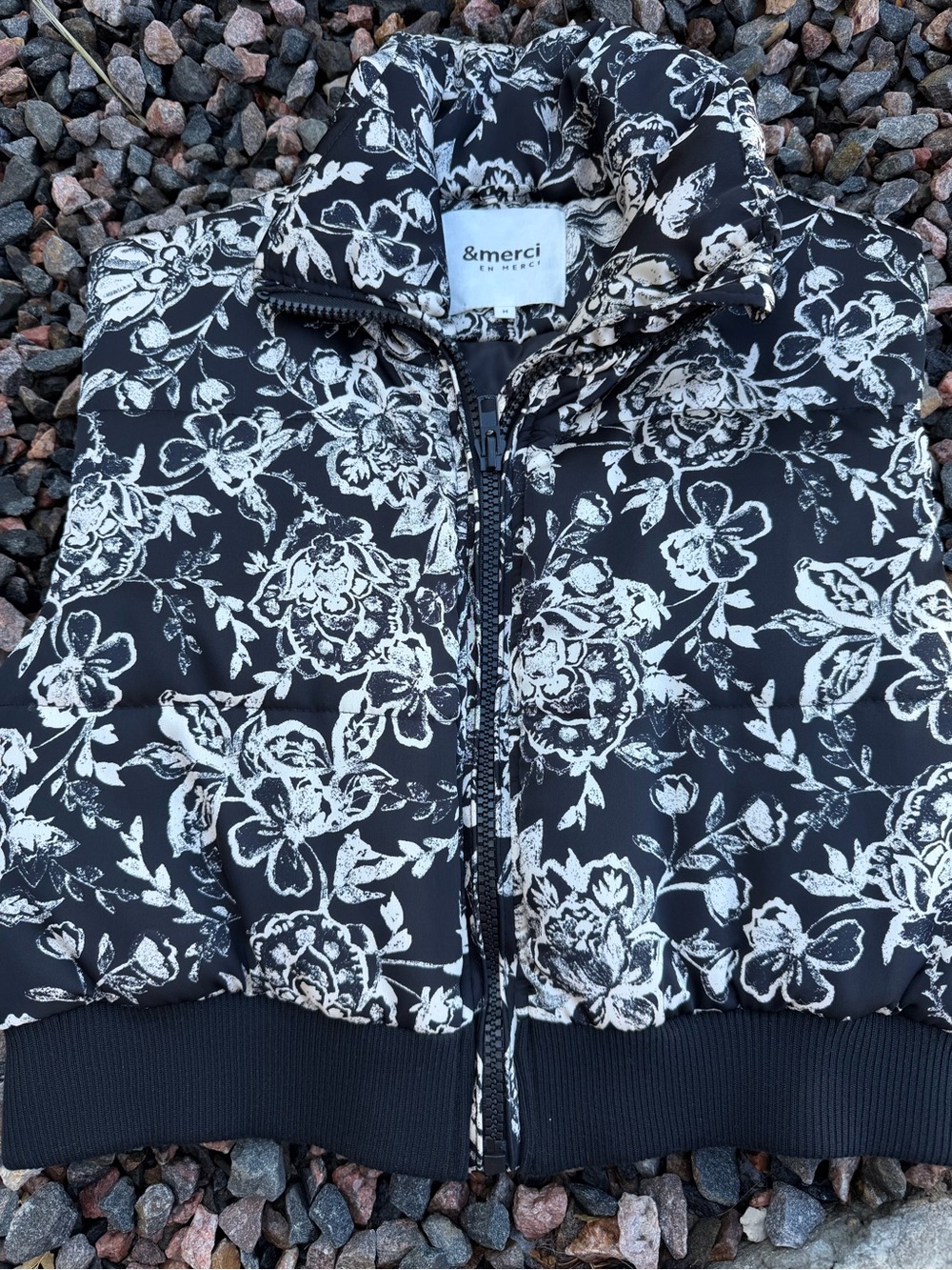black-and-white floral print cropped puffer vest from &merci medium nwot
